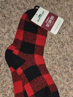 Northeast Outfitters Women's Red & Black Buffalo Plaid Cozy Cabin Socks